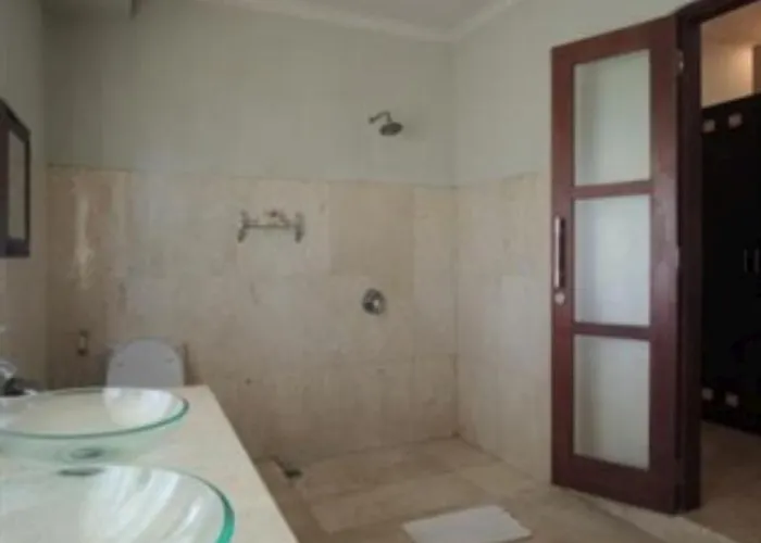 Chichi's Bungalows & Suites Kerobokan (Bali)