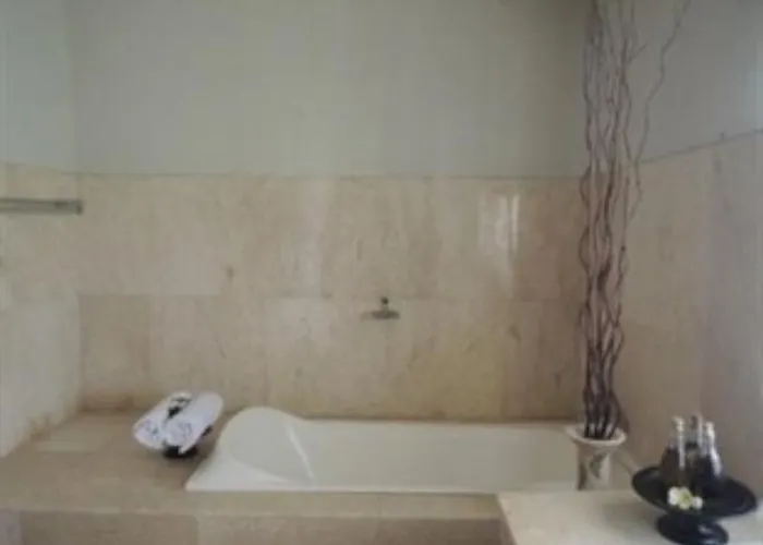 Chichi's Bungalows & Suites Hotel